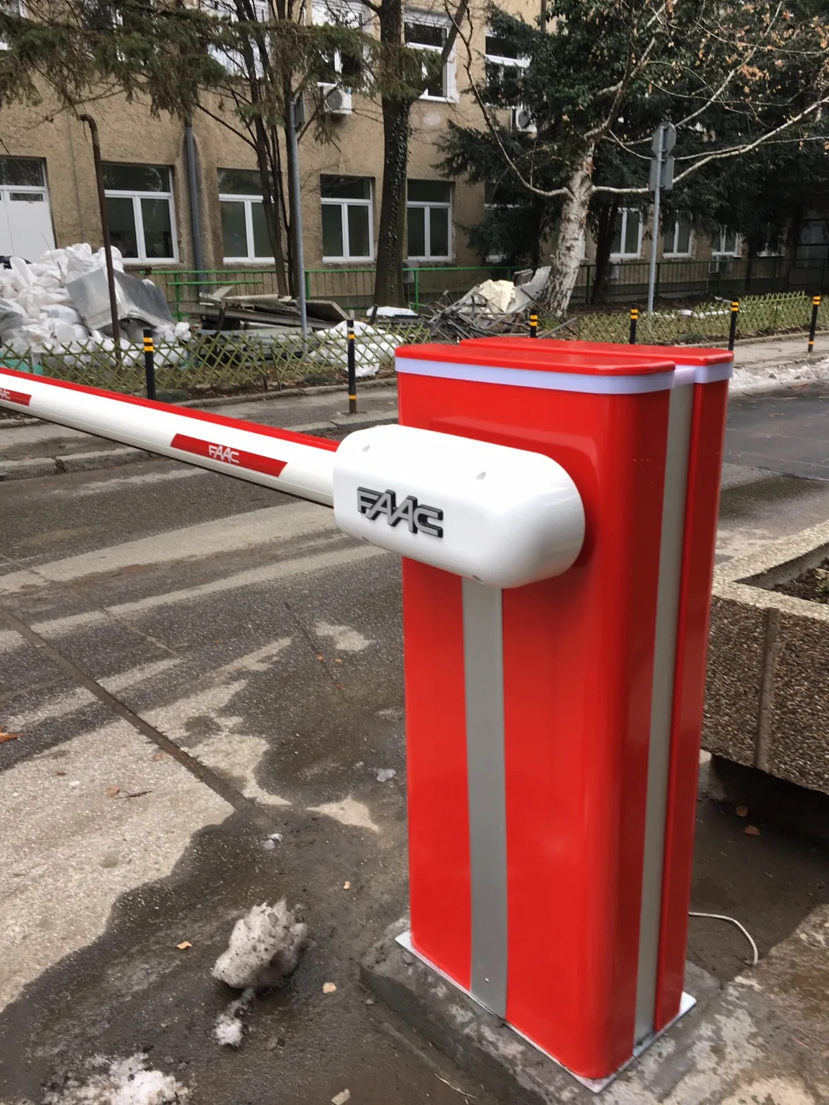 FAAC barrier, detail of cabinet and arm