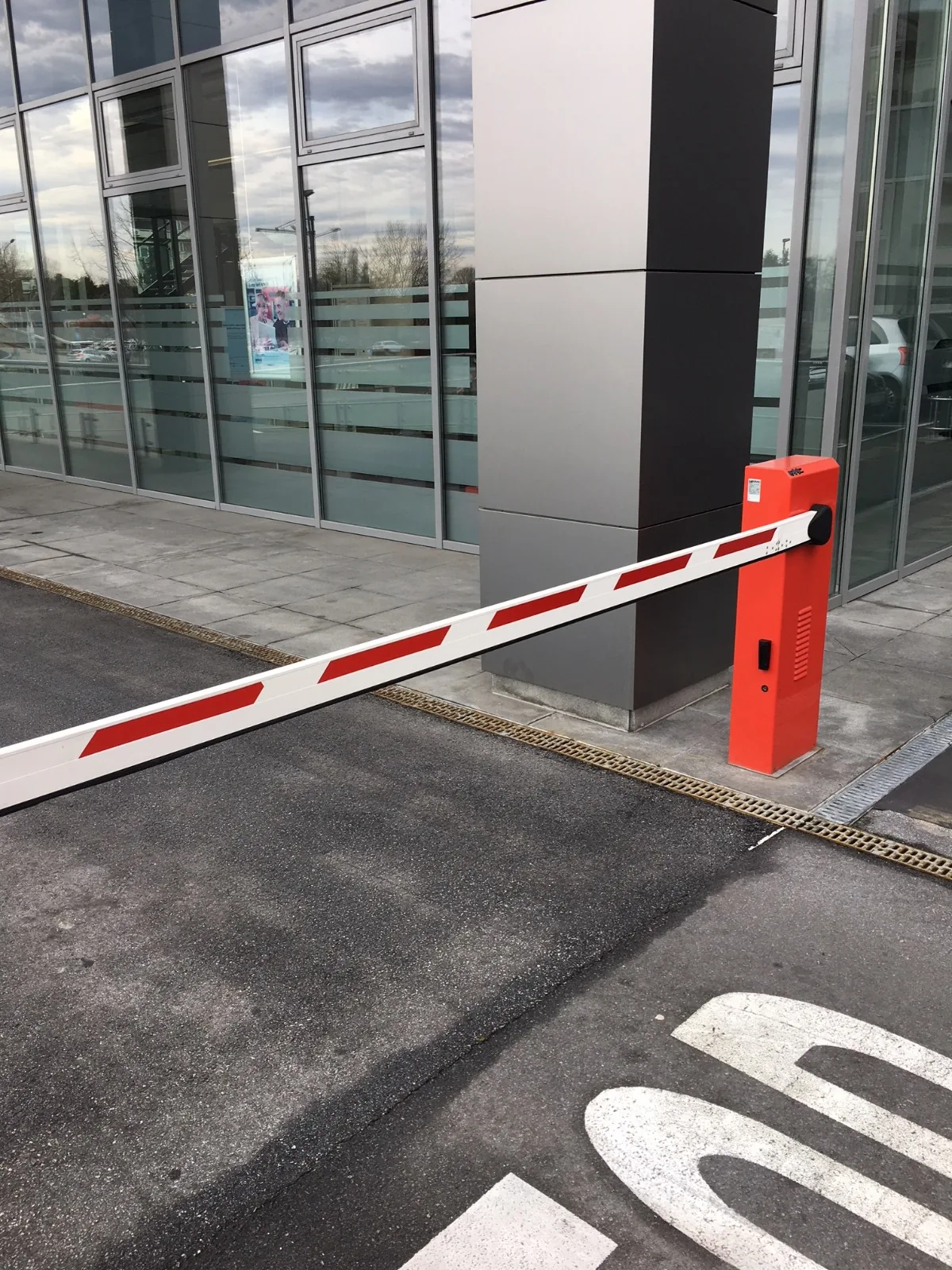 Automatic barrier in front of a glass facade