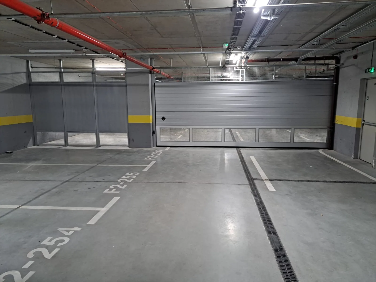 Sectional door and mesh metal partition in an underground garage