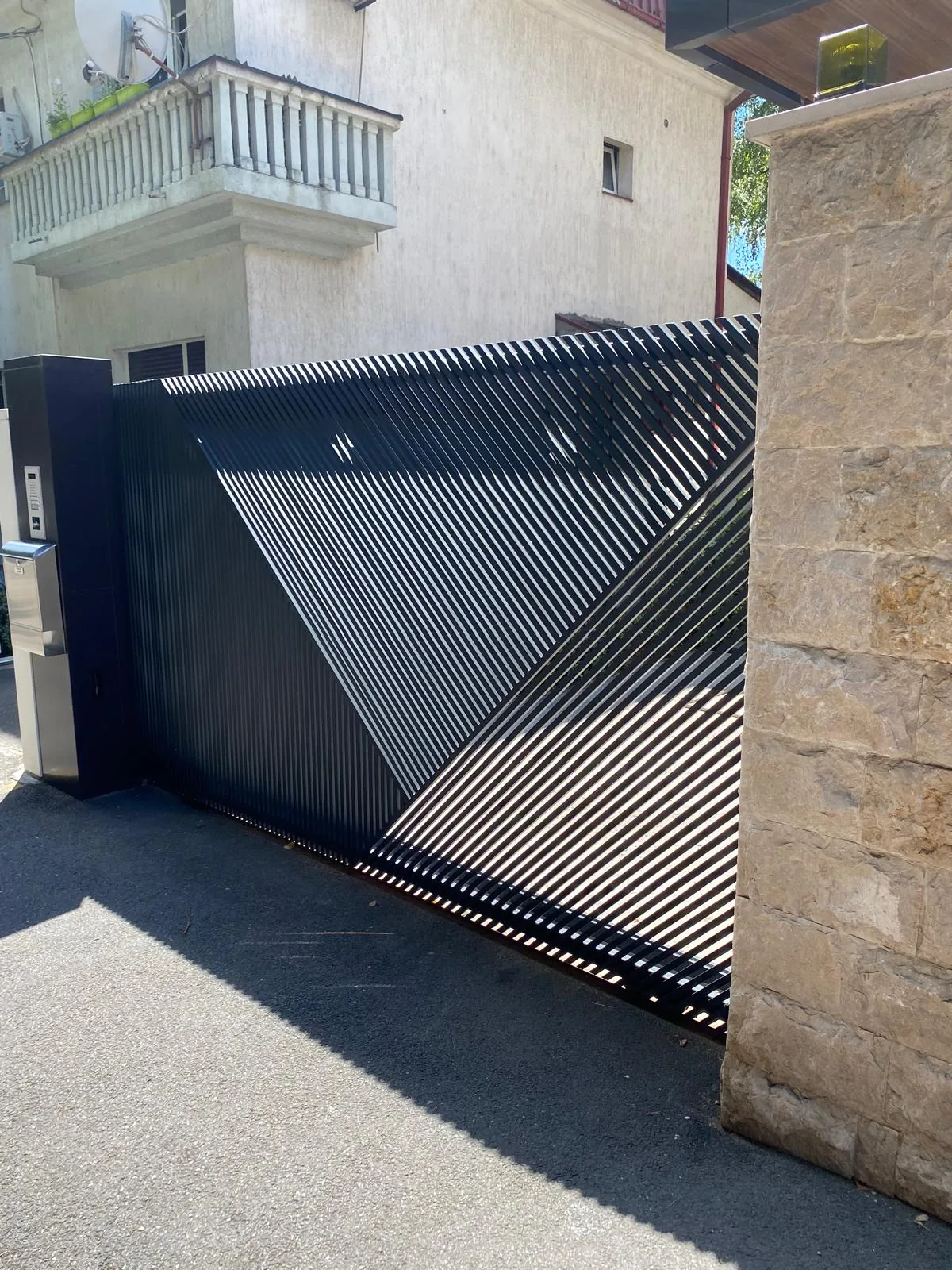 Sliding gate with diagonal slats