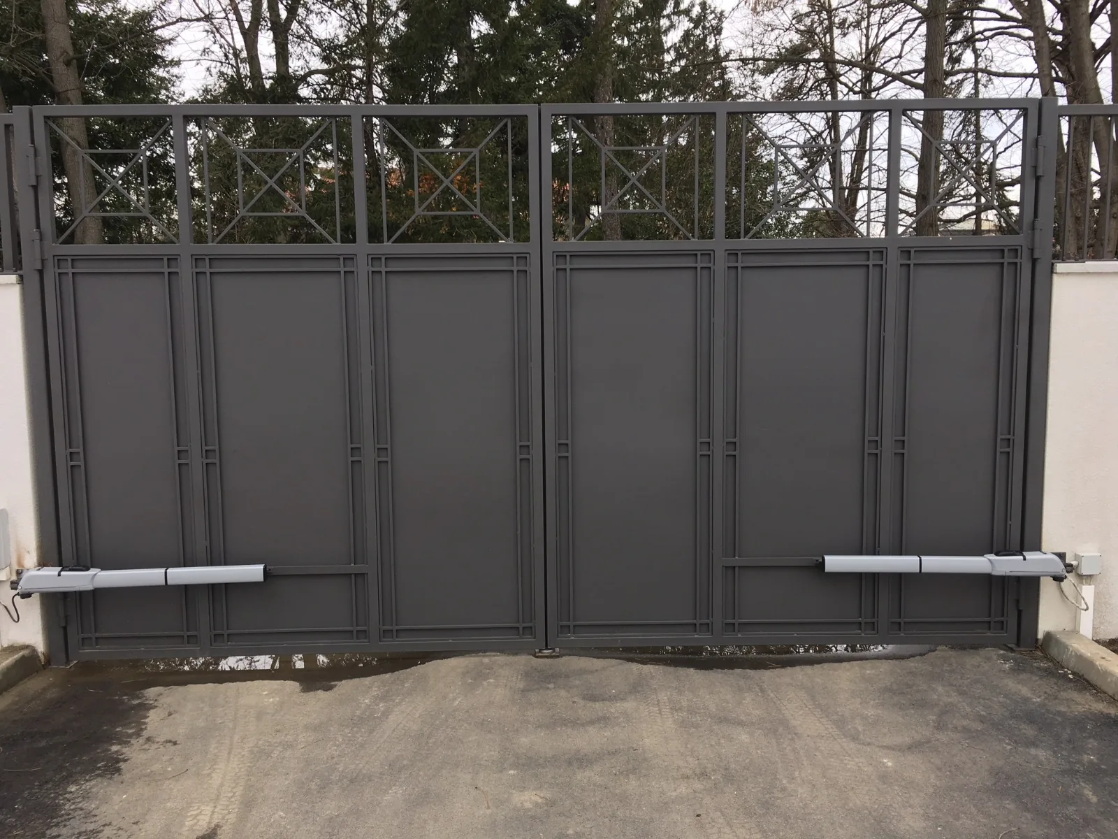 Double-leaf gate with solid infill and a decorative top panel