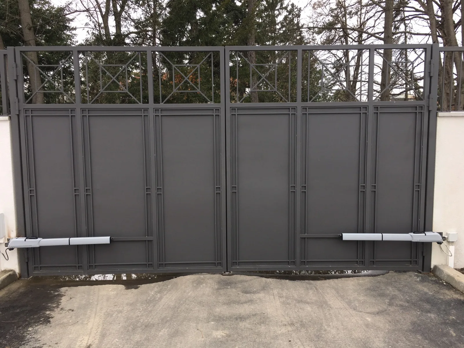 Swing gate with automation
