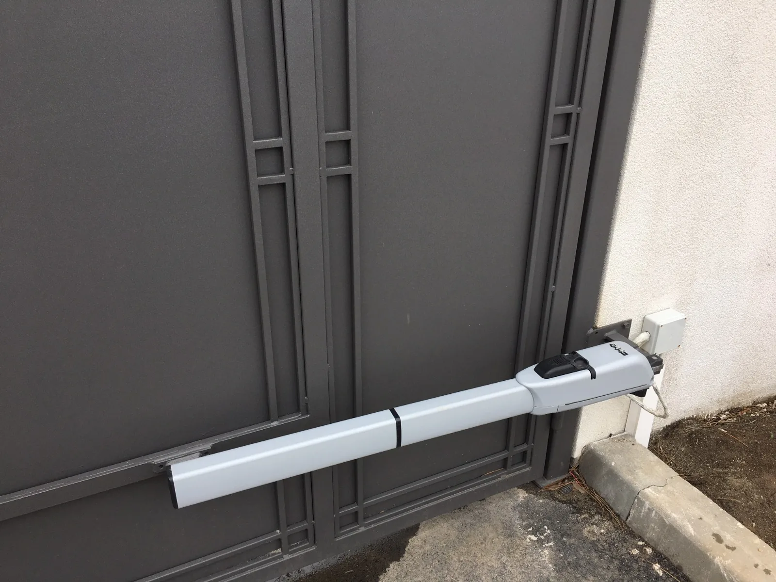 Linear operator on a swing gate, installation detail