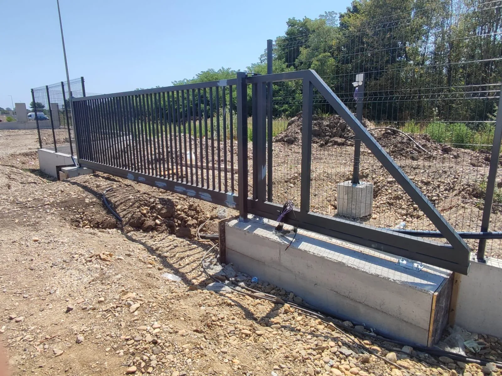 Sliding gate with its support