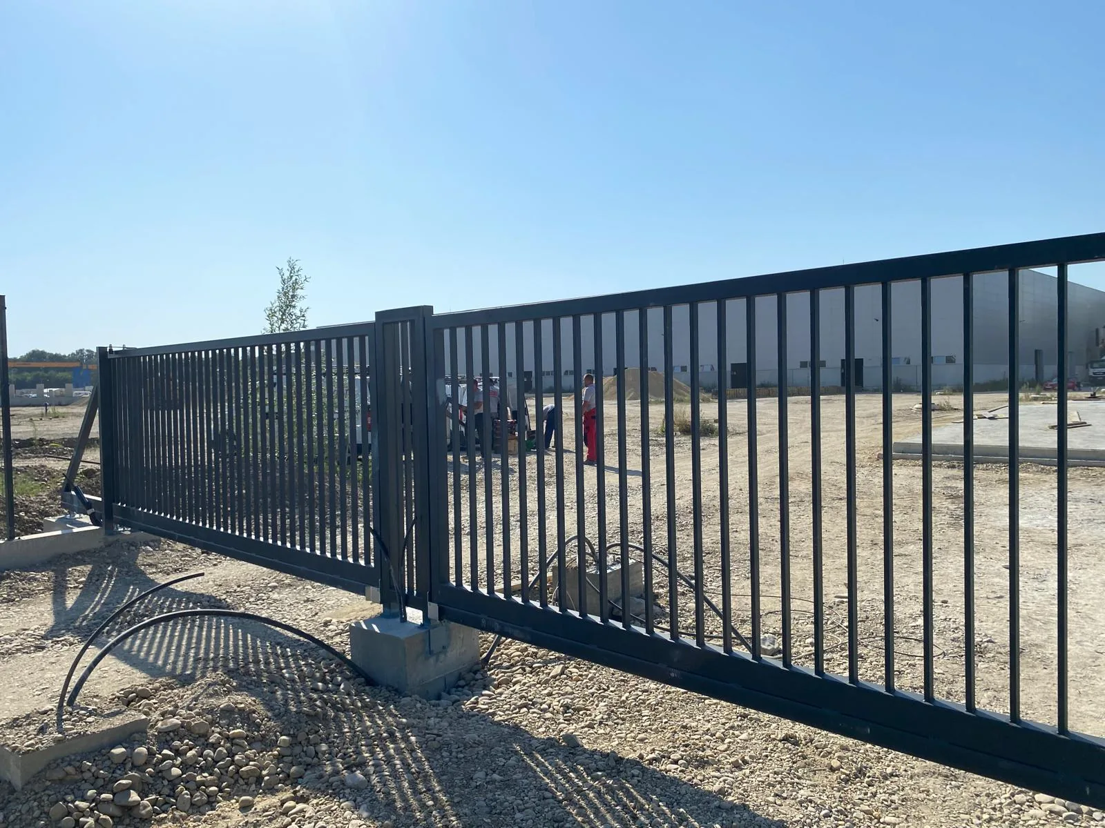 Sliding gate of vertical bars