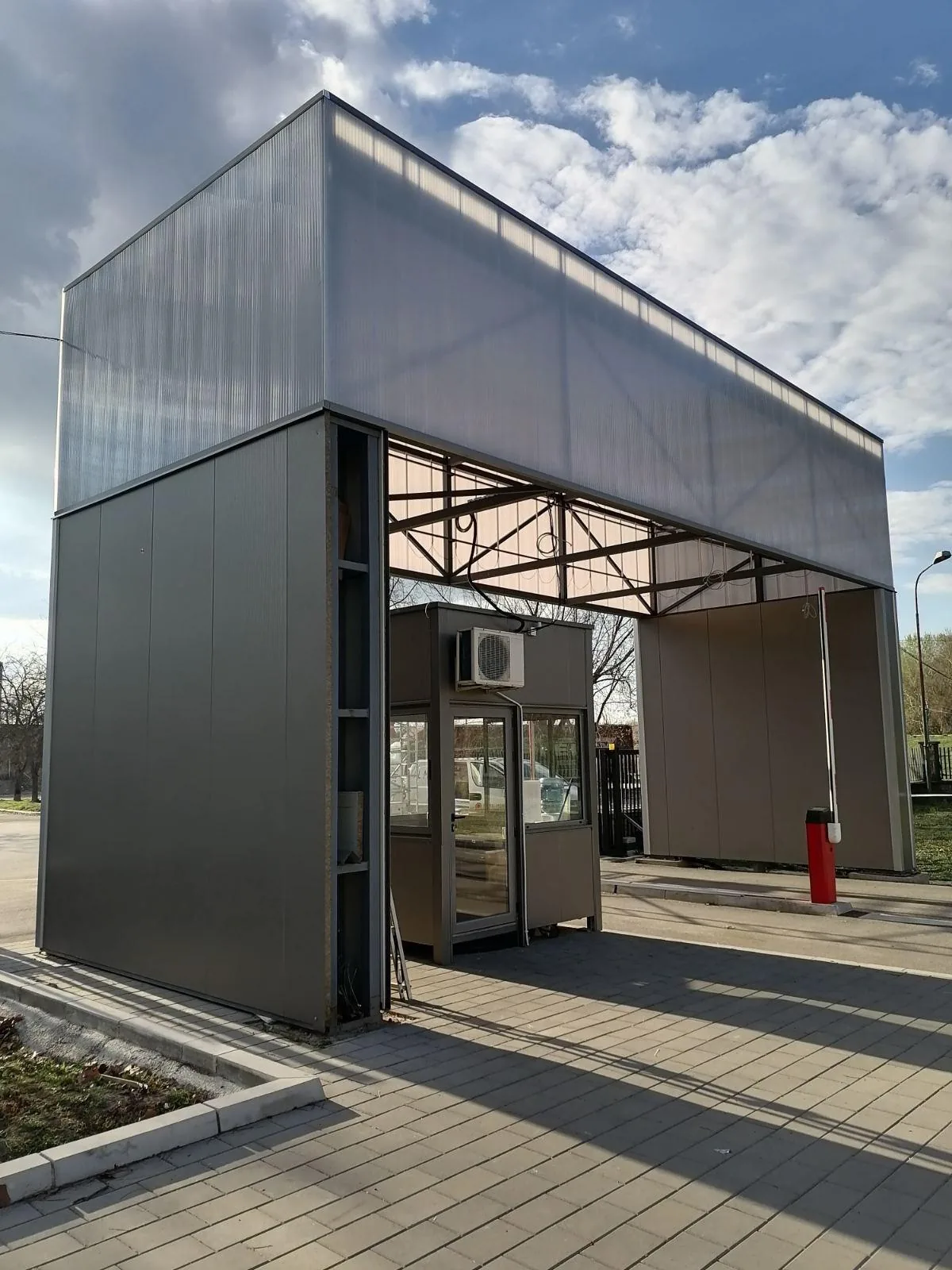 Canopy with gatehouse