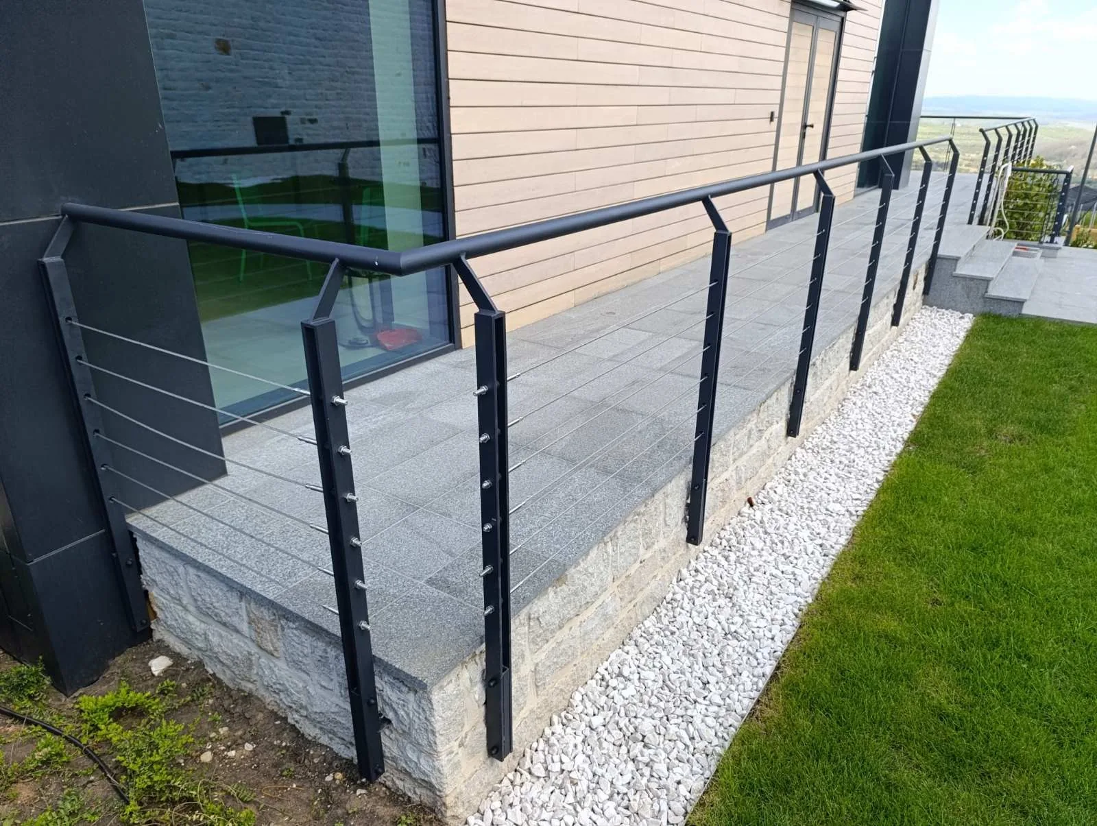 Terrace railing with horizontal steel cables