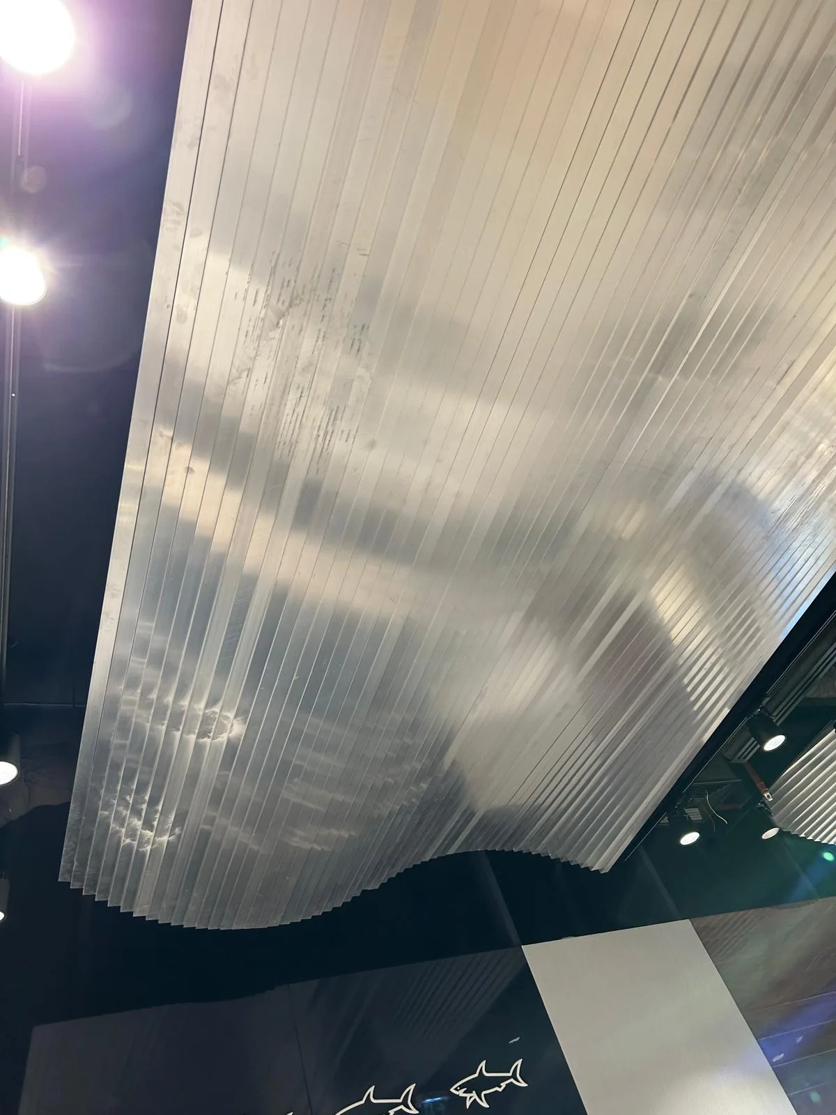 Wave-shaped ceiling lining