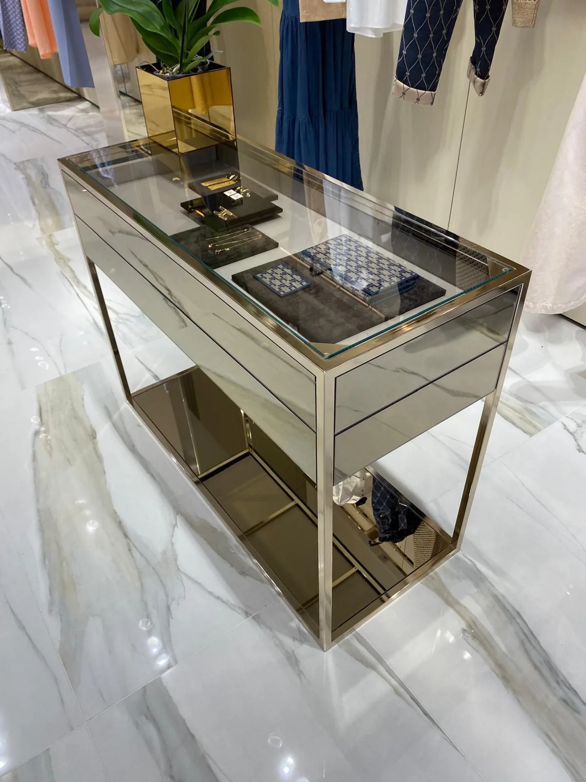 Counter with a glass top