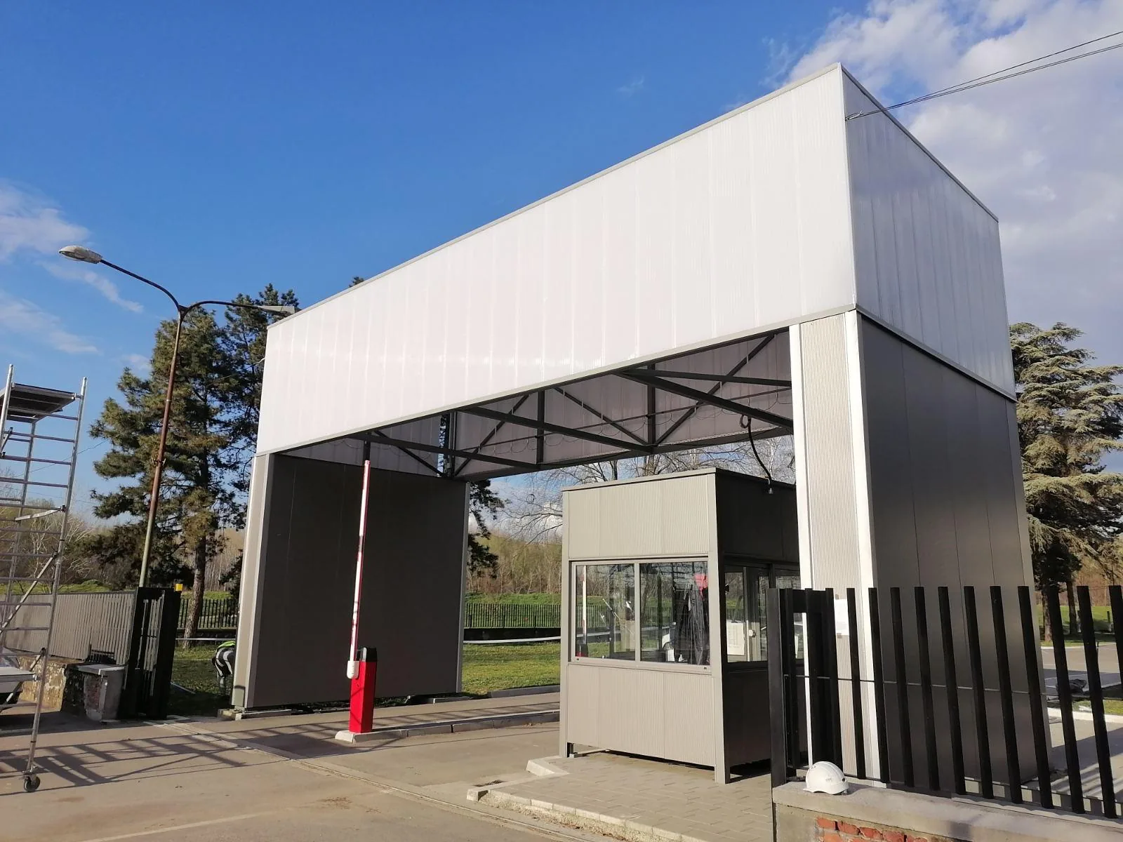 Barrier and gatehouse